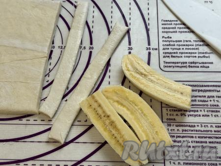 Тесто, не раскатывая, нарезать на полоски шириной примерно 1,5 сантиметра. У меня получились 9 полосок.