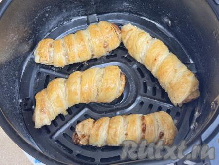 Мощность у всех аэрогрилей разная, поэтому, если вы готовите эту выпечку в первый раз, периодически заглядывайте в чашу аэрогриля. Как только тесто подрумянилось, значит выпечка готова.