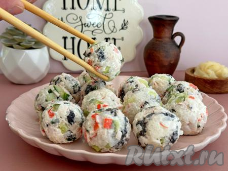 Аппетитные, вкусные ленивые суши-шарики с крабовыми палочками при подаче можно дополнить соевым соусом.