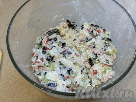 Сюда же добавить творожный сыр, перемешать и масса для формирования суши-шариков готова.