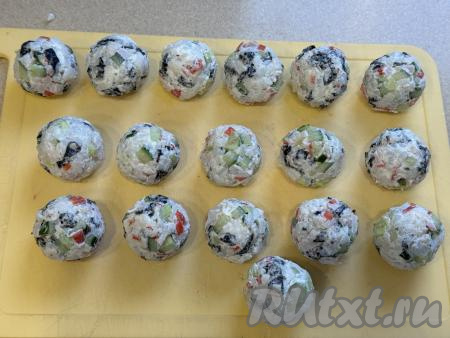 Сформировать суши-шарики весом примерно по 25 грамм. Чтобы масса не прилипала к рукам, можно периодически смачивать руки водой или формировать шарики в перчатках. У меня получились 17 шариков.