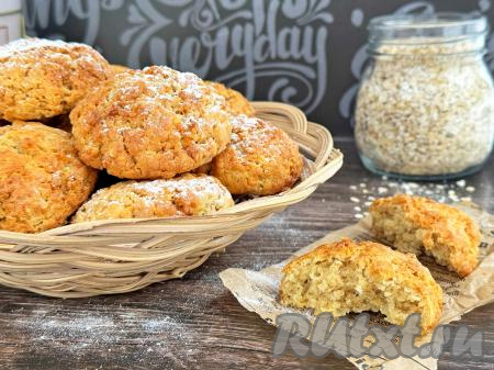 Остывшее нежное, мягкое, аппетитное печенье можно при подаче присыпать сахарной пудрой. А вот как это вкусное овсяное печенье, испечённое в аэрогриле, выглядит в разломе. Угощайтесь!