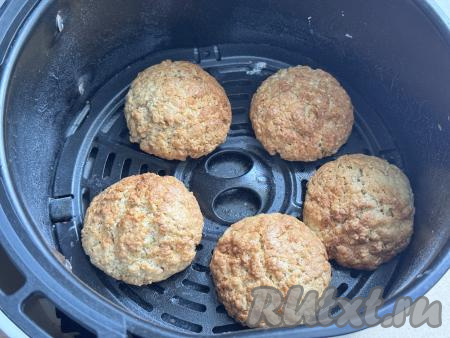 Выставить на аэрогриле температуру 180 градусов, время - 15 минут. Выпекать овсяное печенье до готовности. Я проверяю печенье на готовность не по цвету, а разламываю и смотрю тесто, если в разломе оно пропечённое, значит выпечка готова, нужно вынимать из аэрогриля. Важно не пересушить овсяное печенье, чтобы оно было мягким, так как в процессе остывания оно станет более плотным. Если готовите первый раз, тогда периодически заглядывайте в чашу в процессе выпечки печенья, проверяя готовность. Мощности аэрогрилей у всех разные и, возможно, у вас оно будет готово чуть раньше или чуть позже. У меня печенье было полностью готово через 15 минут.