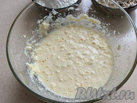 Итоговая масляно-яичная масса получится вязкой.