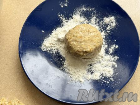 По прошествии получаса из получившегося теста сформировать влажными руками небольшие шарики весом примерно по 40 грамм. Я сформировала 13 шариков. В глубокую миску всыпать 1 столовую ложку пшеничной муки. Шарик из овсяного теста слегка приплюснуть и одной стороной окунуть в муку. Обмакивать в муку нужно столько шариков из слоёного теста, сколько у вас одновременно поместятся в чашу аэрогриля.