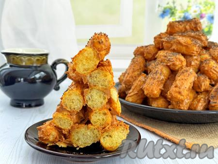 Очень вкусный торт "Муравейник", приготовленный из кукурузных палочек, нарезать на кусочки и подать к столу. Тортик отлично режется на части. Благодаря крему из варёной сгущёнки и масла, тортик получается хорошо пропитанным, нежным.&nbsp;