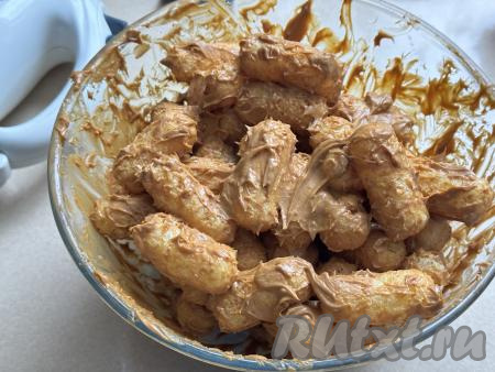 Аккуратно перемешать содержимое миски, покрывая кукурузные палочки кремом со всех сторон.&nbsp;