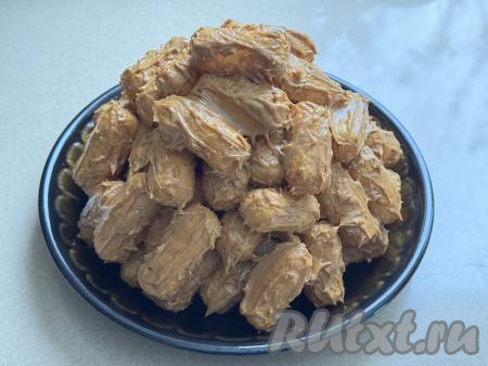 Кукурузные палочки, покрытые кремом из варёной сгущёнки и масла, выложить на плоскую тарелку в виде горки. Сформированный торт "Муравейник" поставить в холодильник на ночь.&nbsp;