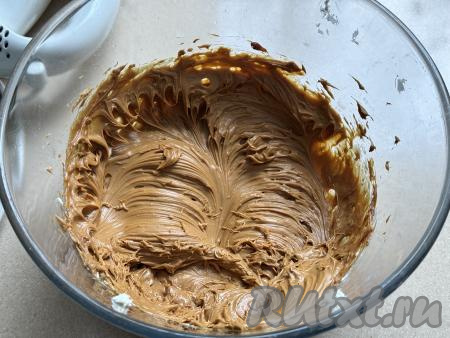 Крем из масла и варёной сгущёнки получится однородным и нежным.&nbsp;