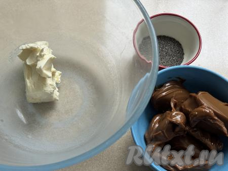 Сливочное масло достать из холодильника нужно заранее, что оно согрелось при комнатной температуре и стало мягким. Размягчившееся сливочное масло выложить в ёмкость, в которой в дальнейшем будет удобно взбивать миксером.