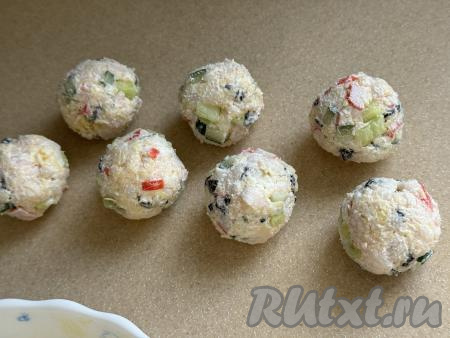 Периодически смачивая руки водой, сформировать из массы, находящейся в миске, шарики весом примерно по 30 грамм (то есть размером с грецкий орех или чуть больше). Я сформировала 23 шарика.