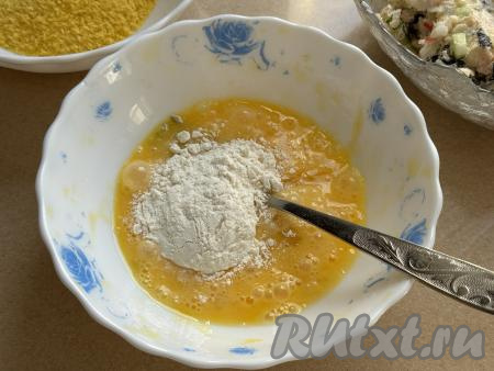 Яйца взбить вилкой до однородности, добавить муку.