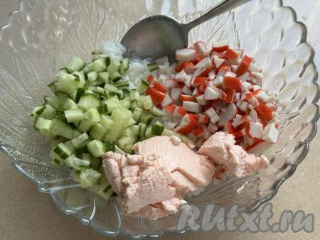 Огурец помыть, нарезать на мелкие кубики. Крабовые палочки достать из упаковки, нарезать на мелкие кубики примерно такого же размера, как нарезаны огурцы. Нарезанные огурцы и крабовые палочки выложить в глубокую миску, добавить остывший рис и икру.