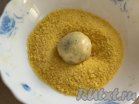 Затем обвалять его в панировке со всех сторон. 