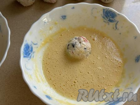 Сначала обмакнуть суши-шарик в яичный кляр.