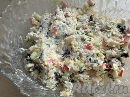 Перемешать содержимое миски и масса для формирования суши-шариков будет готова.