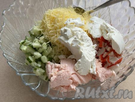 В эту же миску выложить сыр, натёртый на мелкой тёрке, добавить творожный сыр.