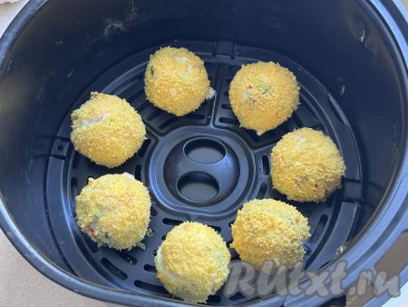 Запекать суши-шарики в аэрогриле при температуре 180 градусов 5-7 минут.