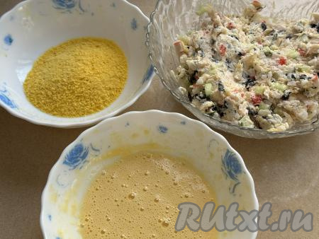 Перемешать яйца с мукой вилкой (или столовой ложкой) до однородности и яичный кляр будет готов.