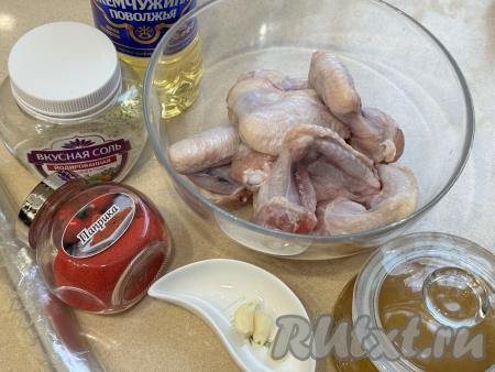Подготовить продукты для приготовления куриных крылышек в рукаве в духовке. Куриные крылья промыть водой, обсушить. Чеснок очистить. Мёд должен быть жидким, если мёд у вас засахарился, тогда его можно растопить в течение 10 секунд в микроволновке.
