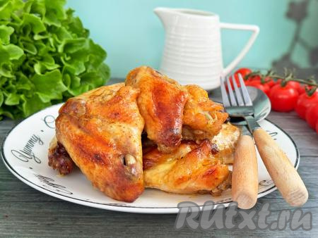 Готовые крылья переложить на тарелку.