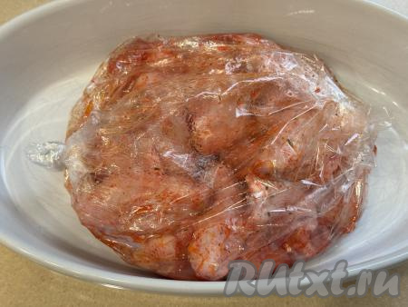 Промариновавшиеся куриные крылья переложить в рукав для запекания, завязать рукав с двух сторон. Рукав для запекания с крылышками поместить в форму для запекания (или на противень). На поверхности рукава сделать зубочисткой 3-4 прокола, через которые будет выходить пар из рукава в процессе запекания крыльев.&nbsp;Форму (или противень) с рукавом с куриными крылышками отправить в разогретую до 180 градусов духовку, запекать 1 час.