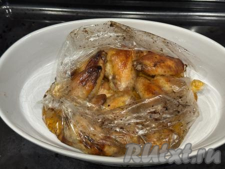 Готовое блюдо достать из духовки, аккуратно, чтобы не обжечься паром, разрезать рукав.