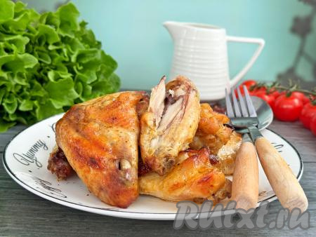 Куриные крылышки в процессе запекания в рукаве в духовке получаются нежными, мягкими, вкусными, ароматными, к столу их лучше всего подавать горячими, дополнив гарниром на ваш выбор.