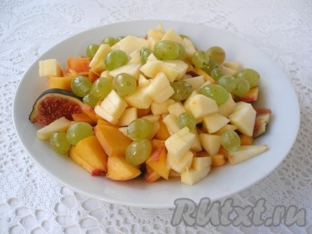 Инжир, персик и яблоко выложить в салатник, добавить виноград (если виноград крупный, его лучше разрезать пополам).
