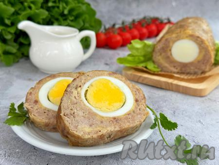 Готовый рулет оставить в выключенном аэрогриле на минут 15. Затем переложить рулет на тарелку или разделочную доску. Нарезать вкусный, сочный рулет, приготволенный из фарша с варёным яйцом, на кусочки и подать к столу.