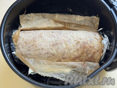 Запекать мясной рулет с яйцом при температуре 180 градусов 25 минут. Затем достать чашу из аэрогриля, аккуратно разрезать фольгу и пергамент, освободив верх рулета. Снова отправить в аэрогриль.