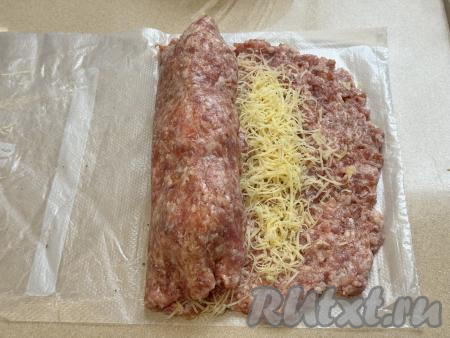 Начиная с края с яйцами, свернуть пласт из фарша в плотный рулет.&nbsp;