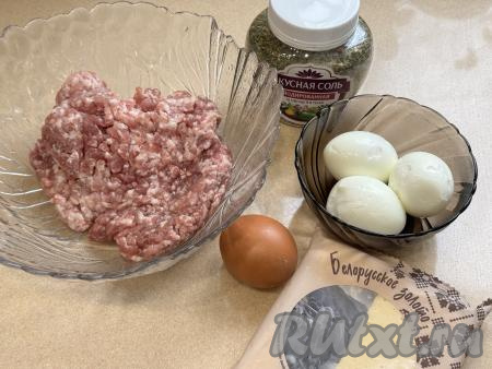 Подготовить продукты для приготовления рулета из фарша с яйцом в аэрогриле. Для формирования рулета можно взять как покупной фарш, так и фарш из любого мяса (у меня - свинина), пропущенного через мясорубку. 3 яйца отварить в течение 10 минут с момента закипания воды, затем остудить их и очистить от скорлупы.&nbsp;