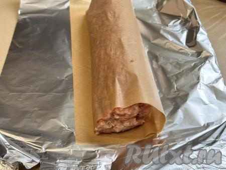 Переложить мясной рулет из фарша на лист пергамента, завернуть.&nbsp;
