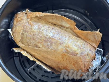 Запекать рулет в аэрогриле ещё 10 минут при температуре 160 градусов.&nbsp;