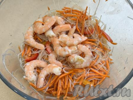 Отваренные креветки обдать холодной водой, очистить от панциря. Добавить креветки в миску с фунчозой и овощами.