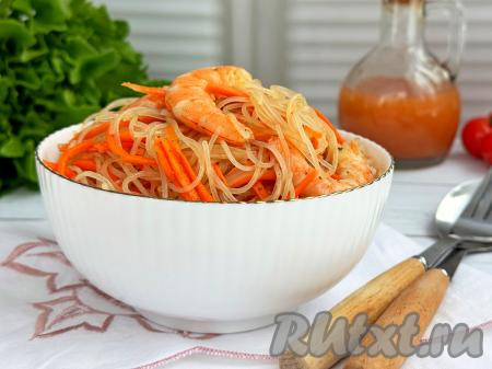 Перемешать фунчозу с креветками и поставить в холодильник минимум на 3-4 часа, чтобы все составляющие хорошо промариновались в соевом соусе. А затем аппетитное, насыщенное, вкусное блюдо на ужин или в качестве холодной закуски подать к столу.