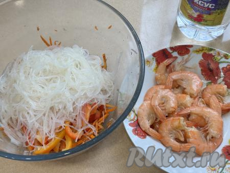 Болгарский перец очистить от семян, нарезать на тонкие полоски. Добавить фунчозу и болгарский перец в миску к морковке. Креветки заранее отварить в подсоленной воде. Я кладу креветки в кипящую подсоленную воду и варю 2 минуты с момента начала кипения на небольшом огне.