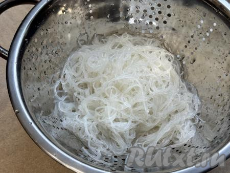 По прошествии 5 минут откинуть фунчозу на дуршлаг, промыть холодной водой, лишней воде дать полностью стечь. Затем при желании можно нарезать фунчозу кухонными ножницами на более короткие части.