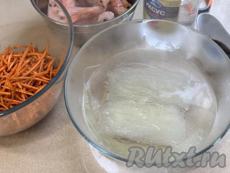 Фунчозу выложить в отдельную глубокую миску, залить крутым кипятком и оставить на 5 минут.