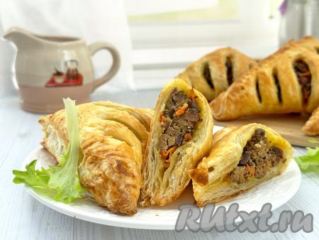 А вот как эти вкусные, аппетитные слойки с печенью выглядят в разрезе. В них отлично сочетается большое количество нежной начинки и воздушное слоёное тесто.