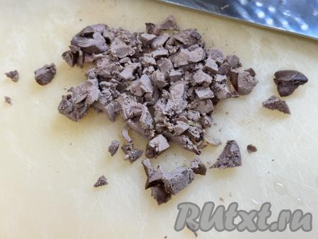 Остывшую варёную печень нарезать на мелкие кубики.