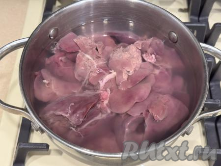 Пока слоёное тесто размораживается, займёмся приготовлением начинки для слоек. Для этого нужно промыть печень водой, выложить в кастрюлю, залить полностью водой, поставить на сильный огонь.