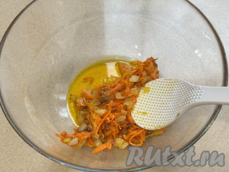 Обжарить овощи до мягкости моркови (в течение 6-8 минут), периодически перемешивая. Затем обжаренные овощи переложить со сковороды в миску, дать немного остыть.