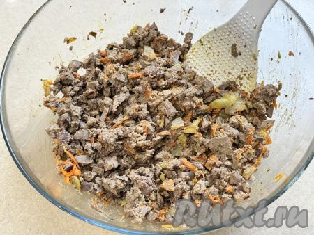 Перемешать печень с овощами и начинка для слоек готова.