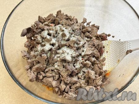 Нарезанную печень добавить в миску с обжаренными морковкой и луком, посолить по вкусу.