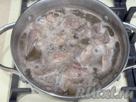 Дать воде закипеть,  варить  куриную печень&nbsp;с момента закипания&nbsp;10 минут (свиную - 30-35 минут, говяжью - минут 40). После этого сделать на варёной печени надрез, если выделяется прозрачный сок без примесей крови, значит печёнка готова. Если же в разрезе есть примесь крови, значит нужно увеличить время варки минут на 5.&nbsp;