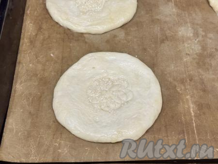 По желанию присыпать лепёшки в центре кунжутом или маком.&nbsp;