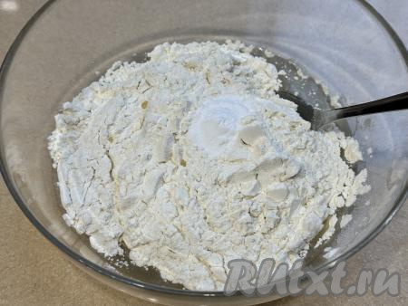 В получившуюся смесь всыпать соду, перемешать венчиком. Предварительно соду гасить не&nbsp; нужно, она погасится в смеси рассола и уксуса.&nbsp;Всыпать 150 грамм муки, перемешать столовой ложкой до однородности.