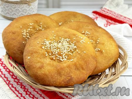 Готовую выпечку достать из духовки, дать немного остыть. Аппетитные, вкусные, мягкие постные лепёшки, замешанные на огуречном рассоле, к столу можно подавать и тёплыми, и полностью остывшими. Они станут прекрасным дополнением и к чаю, и к первым блюдам, их можно использовать и в качестве основы для бутербродов.